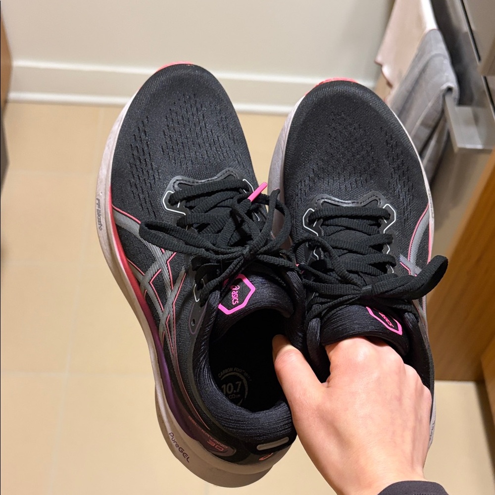ASICS Women's gel kayano size 7